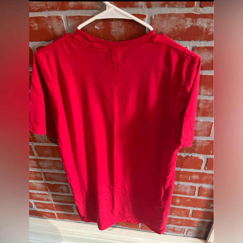 NWT ‘It’s Freezing Season’ sz Medium Red T Shirt - Picture 6 of 6